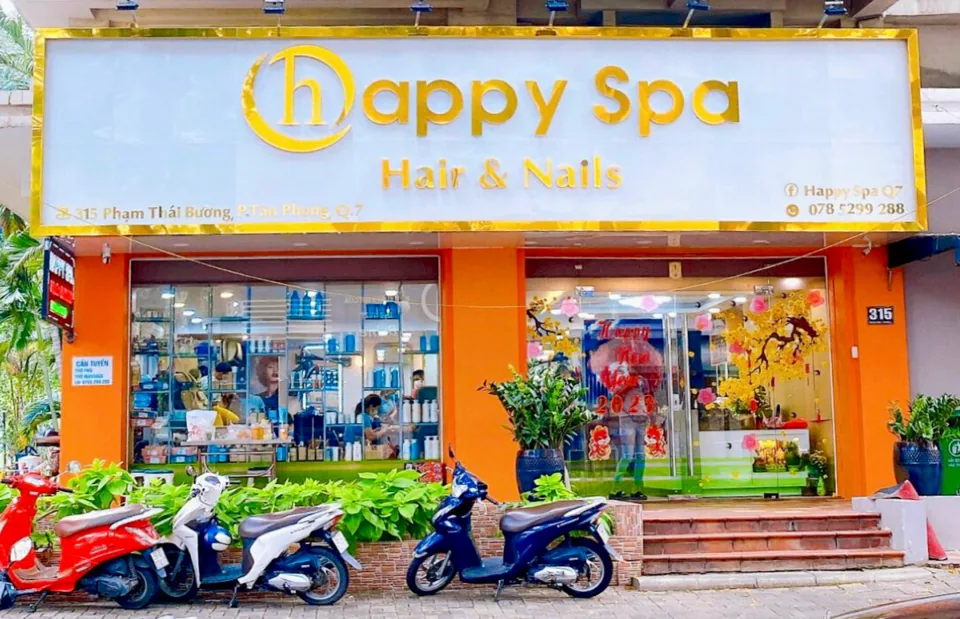 Góc nội thất Happy Spa với tông gỗ ấm và ánh sáng nhẹ nhàng.